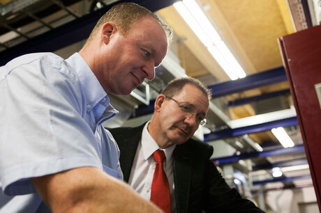 Інженер Хагс з компанії Kaeser і співробітник заводу ZF пан Баумгартен під час бесіди