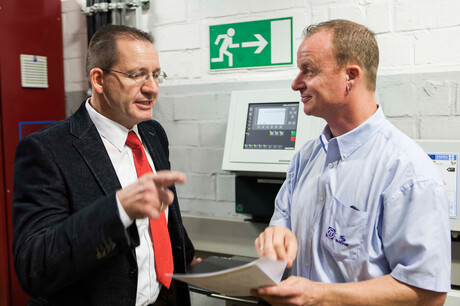 Інженер Хагс з компанії Kaeser і співробітник заводу ZF пан Баумгартен обговорюють плани компресорної станції