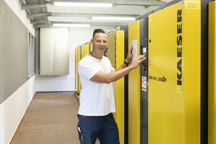 Шість гвинтових повітродувок EBS від KAESER KOMPRESSOREN.