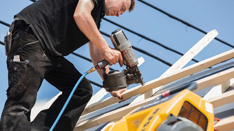 Компресор KAESER i.Comp 3 також постачає стиснене повітря, необхідне для забивання цвяхів пневматичним пістолетом.