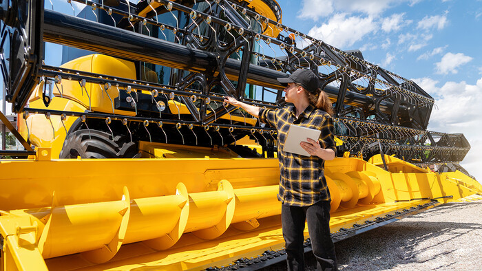 Комбайн професійно очищений повітряним компресором і підготовлений до зимового зберігання.