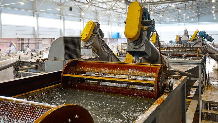 Відпрацьоване повітря від компресора нагріває воду для очищення деталей.